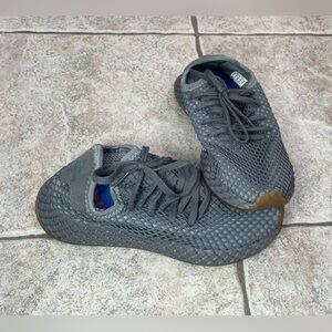 Adidas Deerupt Dark Grey running sneaker - Size 4 boys